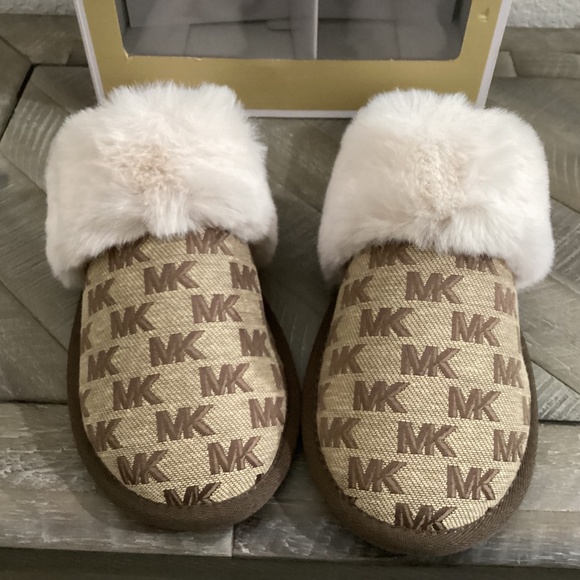 MICHAEL MICHAEL KORS Women's Tula Scuff Slip-On Cozy Slippers, size 10 - Picture 1 of 7